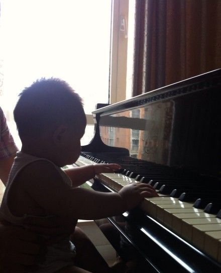 潘阳公开儿子弹钢琴照片