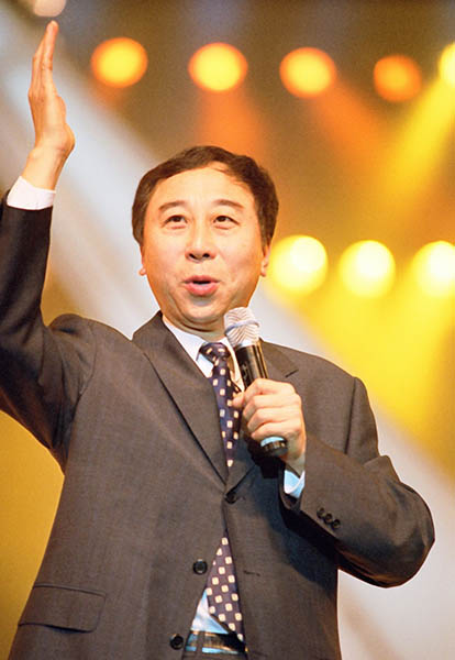 2000年主持了中央电视台春节联欢晚会
