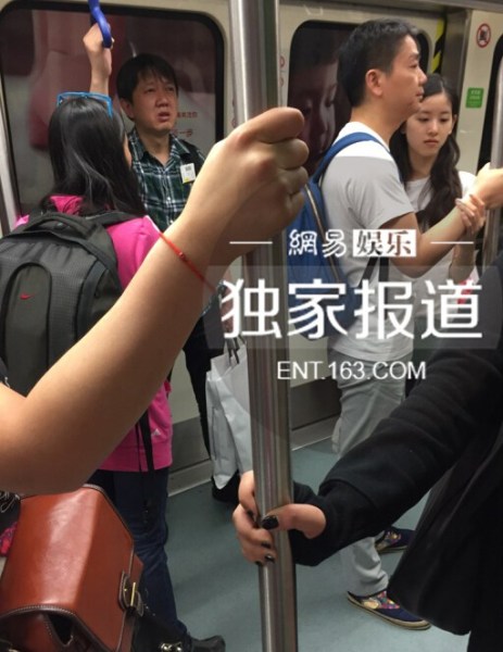 刘强东与奶茶搭地铁