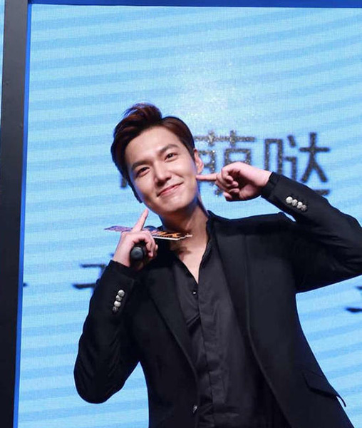 李敏镐现场卖萌
