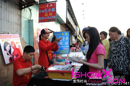喜悦夫妇在京工作（天天新报驻京摄影记者拍摄，摘自天天新报记者微博）