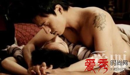 两个人有一些床上缠绵的戏份