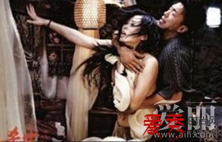 余男在其中有许多大胆出位