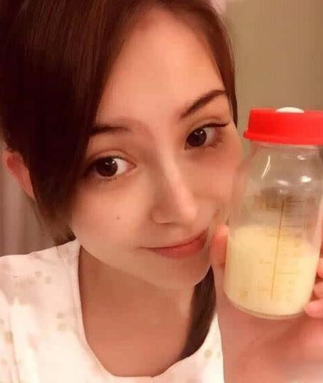 昆凌素颜出镜秀母乳