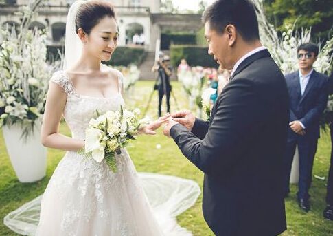 8月8日在布鲁塞尔秘密举行婚礼