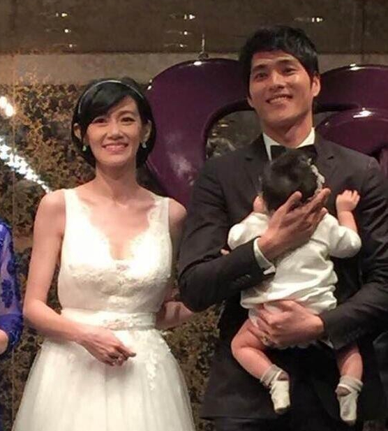 蓝正龙抱着女儿出席婚礼