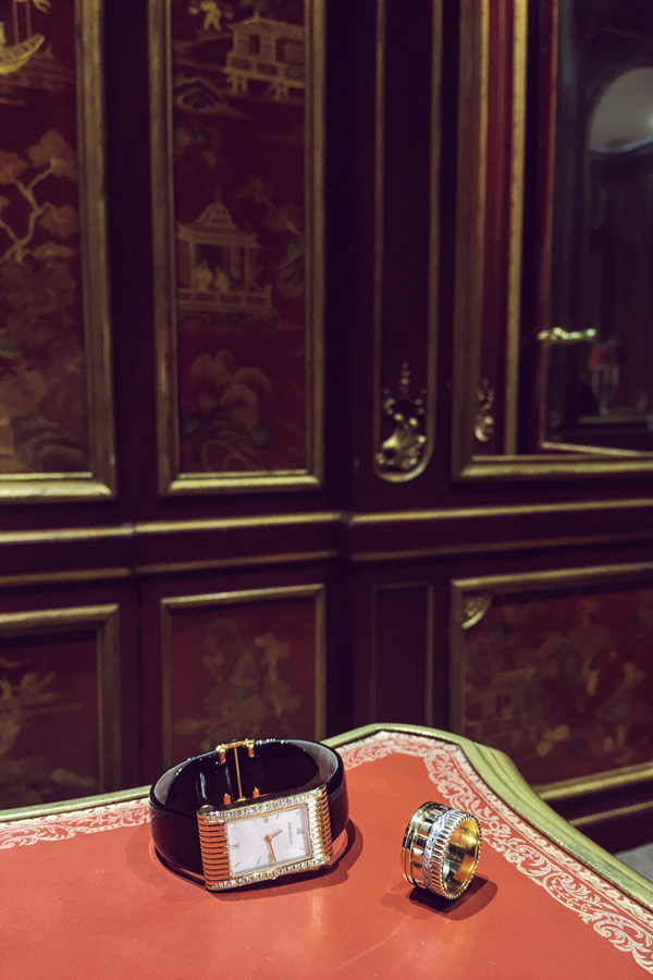 宝诗龙Reflet黄金表款与Quatre Radiant系列戒指，摄于巴黎芳登广场精品店中式会客厅会客厅