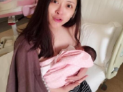 黄小蕾晒性感哺乳照 称培养默契真的痛