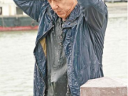 成龙片场再发意外 拍戏撞裂肋骨触发旧伤