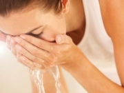 怎么洗脸最健康？用手还是用毛巾好呢？