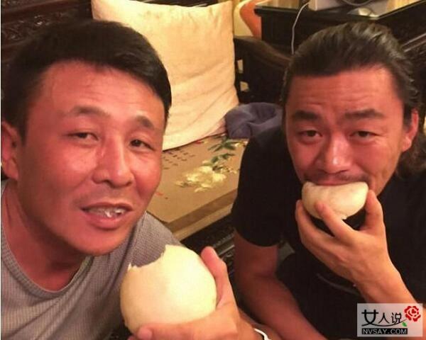 王宝强与兄弟啃馒头 家产被掏空险沦落街头以泪洗面