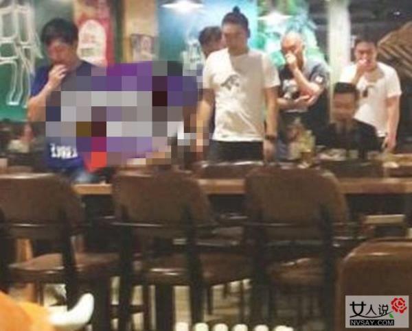 黄渤携妻带女会友 影帝一家为防偷拍选择分开走无可奈何
