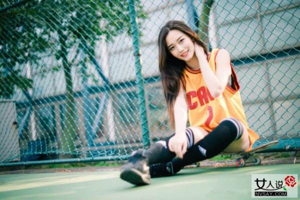 出差提前回家 竟亲眼目睹男友和邻家少妇偷情的不堪画面