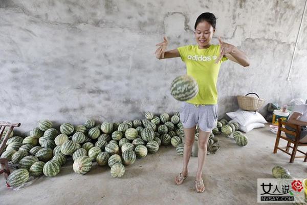 湖北现奇葩西瓜 摔不破掰不开能当球踢