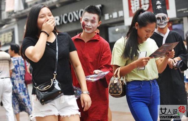 僵尸当街吓人揽生意 光天化日万鬼上街挣人民币吓尿路人