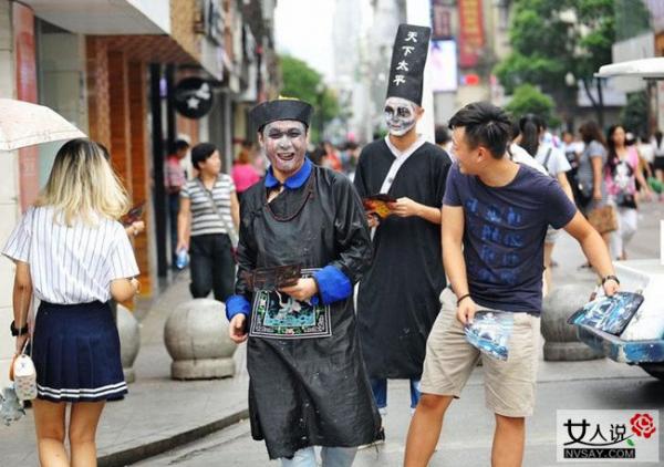 僵尸当街吓人揽生意 光天化日万鬼上街挣人民币吓尿路人