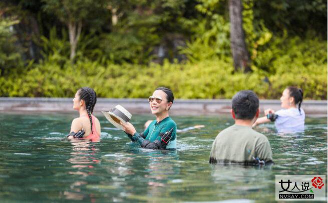 众女神泳池戏水似仙女下凡 赵雅芝刘嘉玲年过半百保养得宜