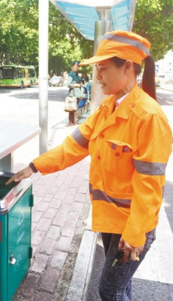 男子当街乱撒钱 男子街上撒钱雨路人帮检归还满满正能量