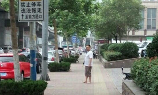男子当街乱撒钱 男子街上撒钱雨路人帮检归还满满正能量