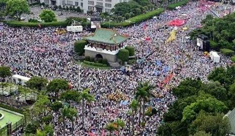 10万人抗议蔡英文 游行最高人数达到约14 5万人