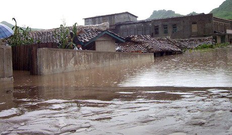 2朝鲜人冲到中国 解放军冒大雨救援