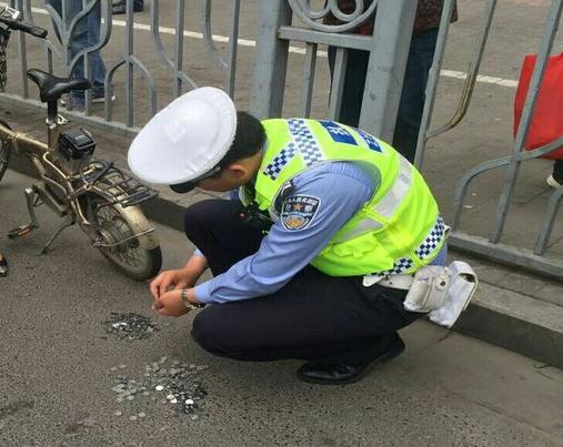 拎1角硬币交罚款 滑稽男子倒罚交警