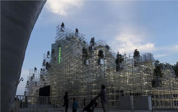 上海惊现天空之城 手脚架上种树变天空之城 网友直呼“感觉审美被掏空”
