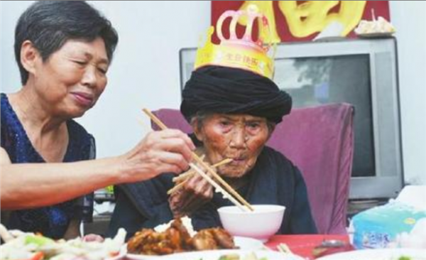 最长寿女性辞世 全靠家人悉心照料规律饮食