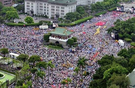 10万人抗议蔡英文 第一次看到有这么多公务人员上街头