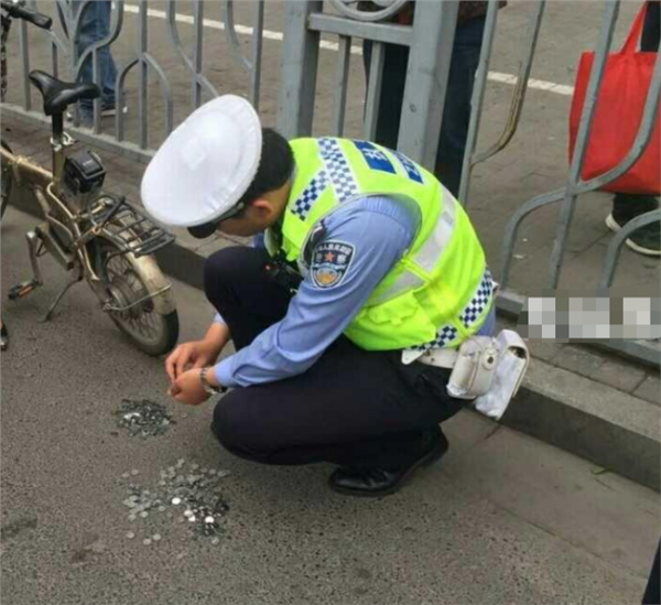 拎1角硬币交罚款 罚款男子 “倒罚”交警数硬币20分钟合情合法吗