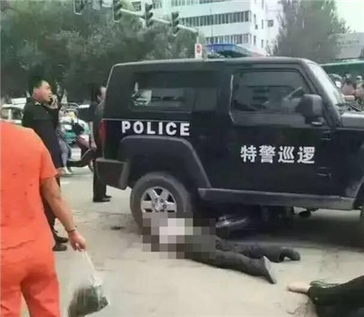 特警巡逻车撞2人 这次不是实习生而是精神病患者？