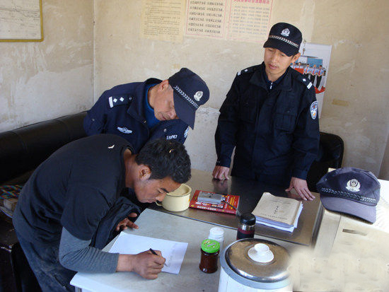 打工男子无钱回家 民警提示可直接到当地政府救助站求助