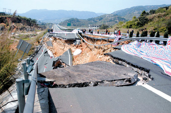 道路深夜塌70米 因塌方70岁老人为提醒路人守24小时