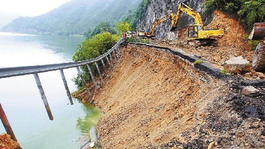 道路深夜塌70米 因塌方70岁老人为提醒路人守24小时