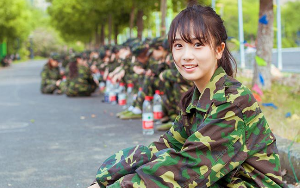 军训设女子匕首连 大学军训设女子匕首连提高自我保护能力