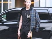 【图】吴亦凡现身机场引围堵 曾陷约炮女粉丝事件