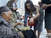 【图】94岁卖花老人烧假钞 简单的一句话让在场的人都哭了