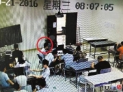 【图】大学生课堂上玩手机猝死 网友：危险动作请勿模仿