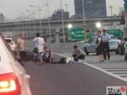 【图】无牌摩托闯高架 无良少年耍威风屌到炸后暴打民警险致残