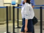 【图】杨幂机场牛仔裙秀美腿  刘恺威婚姻关系被曝有破裂