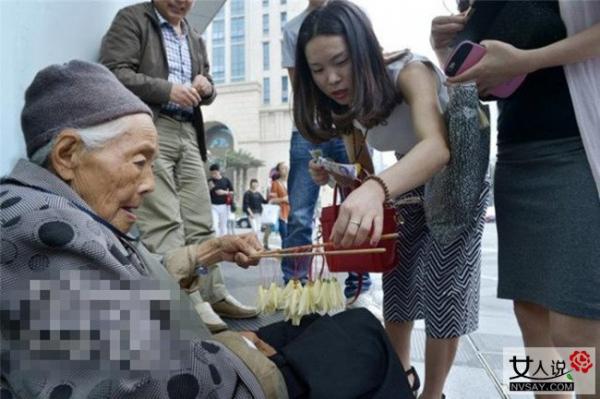 94岁卖花老人烧假钞 简单的一句话让在场的人都哭了