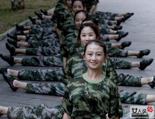 美女空中一字马 大学佳丽云集军训变成了动物狂欢节