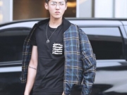 【图】吴亦凡伦敦时装周直播街拍 全场唯一亚洲男艺人