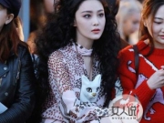 【图】张馨予爆炸头亮相时装周 大长腿格外抢镜少女俏皮感十足