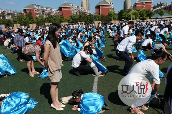 学生被下跪自抽耳光 人渣老师残暴过激教学方式引非议