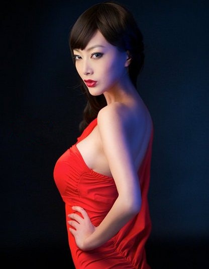 图】王李丹妮演过的电影是《夜半梳头》 夫妻