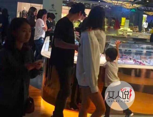 王思聪携嫩妹逛街 前凸后翘引得国民老公咸猪手不停