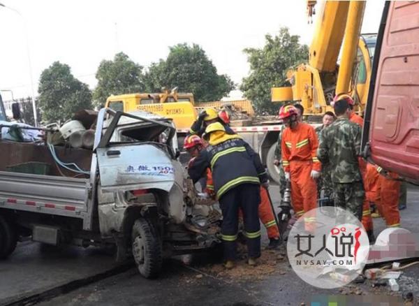 货车侧翻的哥身亡 的哥瞬间被埋当场压成肉泥死状无比惨烈