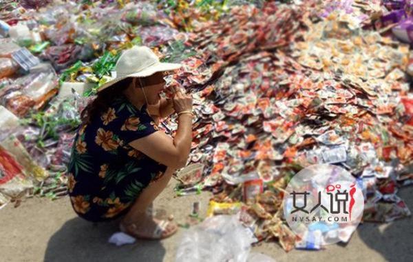 市民抢食过期食品 不顾危险疯抢狂吃狼狈不堪触目惊心