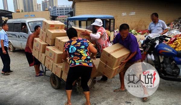 市民抢食过期食品 不顾危险疯抢狂吃狼狈不堪触目惊心